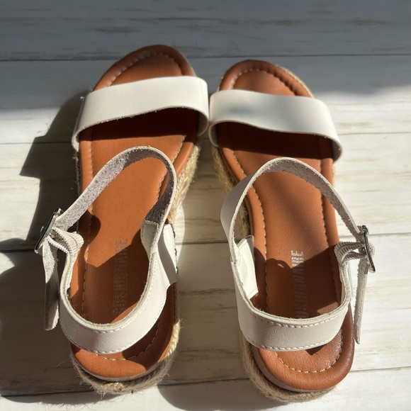 2 FOR $15 SALE!! *ADD TO BUNDLE* Cushionaire White Wedge Sandals - Picture 4 of 5